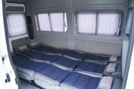 Спальное место в автомобиле (микроавтобусе, минивене) фото. Ситроен Джампер Тур Трансформер кемпер, большое спальное место.